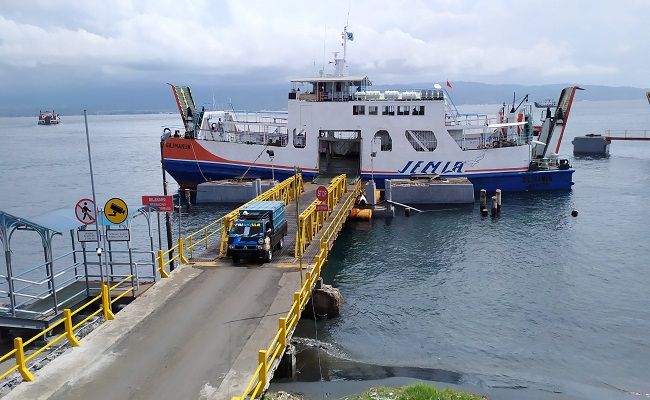 Feri penyeberangan selat bali