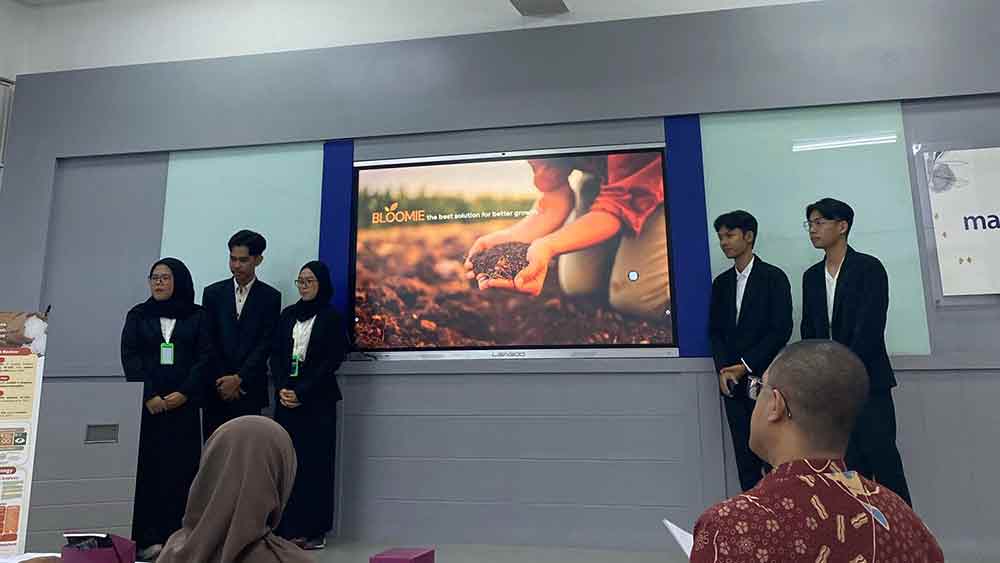 Tim Maxteam ITS saat presentasi final Bloomie dalam acara Process and Green Engineering Days (PGD) 2025 di Universitas Indonesia (UI). (Ist)