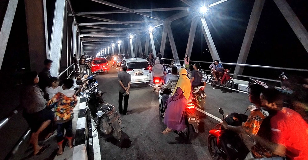 Suasana Jembatan Terusan Bojonegoro Tuban yang dipadati oleh warga sekitar. Foto: EKY NURHADI/ BANGSAONLINE