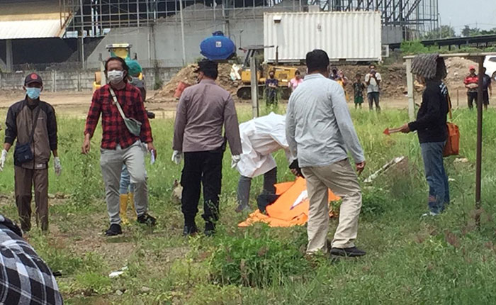 Petugas kepolisian saat olah TKP penemuan mayat gantung diri di dalam sebuah warung di Jalan Semambung, Kecamatan Gedangan, Kabupaten Sidoarjo.