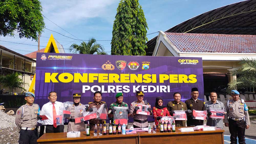 Wakapolres Kediri, Kompol Hary Kurniawan, dan Wakil Bupati Kediri, Dewi Mariya Ulfa, bersama jajaran Forkompinda saat menunjukkan barang bukti miras. (Ist)