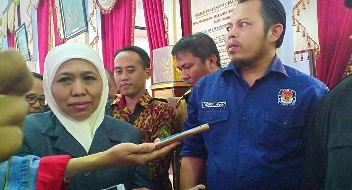 Gubernur Jatim Khofifah dan Ketua KPU Jatim Choirul Anam saat memberikan keterangan kepada awak media usai pemantauan kesiapan pemilu di Blitar.