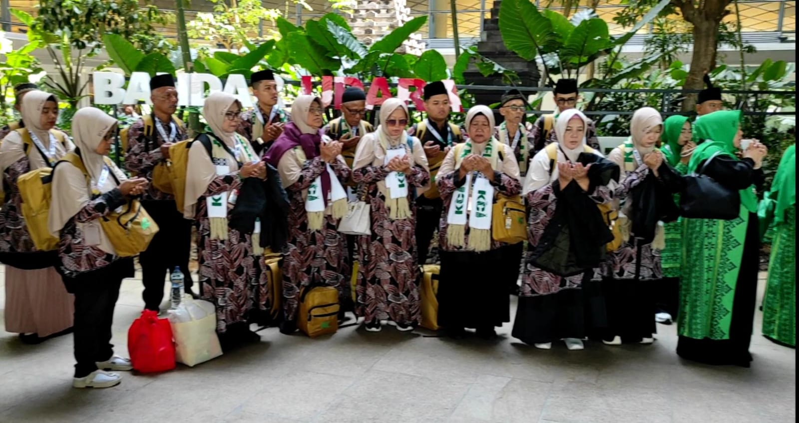 Para Calon Jamaah Umroh saat berada di Bandara Dhoho Kediri. (Ist). 
