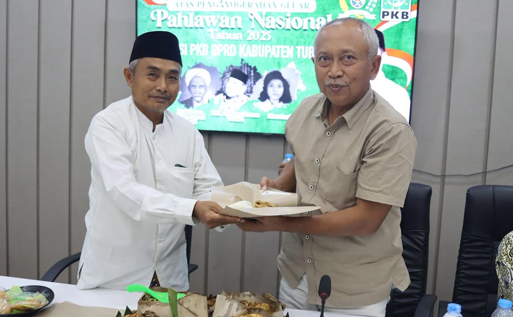 Ketua DPC PKB Tuban, Moh. Miyadi (kanan), bersama Ketua Fraksi PKB DPRD Tuban, Mukson, saat memotong tumpeng.
