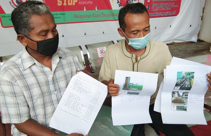 Perwakilan warga Sukorejo menunjukkan bukti fisik pekerjaan yang belum selesai ke Kejari Nganjuk. foto: BAMBANG/ BANGSAONLINE