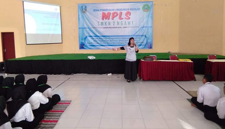 Kabid P2P Dinas Kesehatan Ngawi drg. Endah Pratiwi saat sosialisasi.