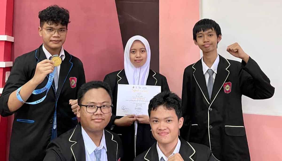 Para siswa SMKN 8 Malang saat menunjukkan prestasi yang diraih dalam JISF atau Jakarta International Science Fair tahun ini.