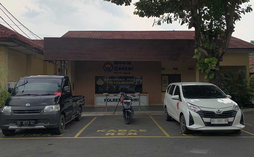 Barang bukti dua mobil yang digelapkan tersangka diamankan di Mapolres Ngawi.