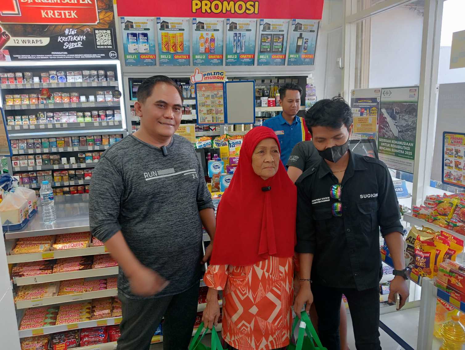 Anggota Fraksi Gerindra DPRD Kabupaten Pasuruan, H. Elyas saat mengajak Mbah Ti berbelanja di salah satu toko modern