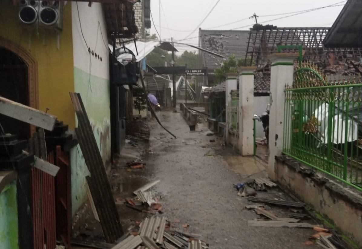 Kondisi rumah warga di salah satu Desa di Kecamatan Semanding yang mengalami kerusakan akibat terjangan puting beliung