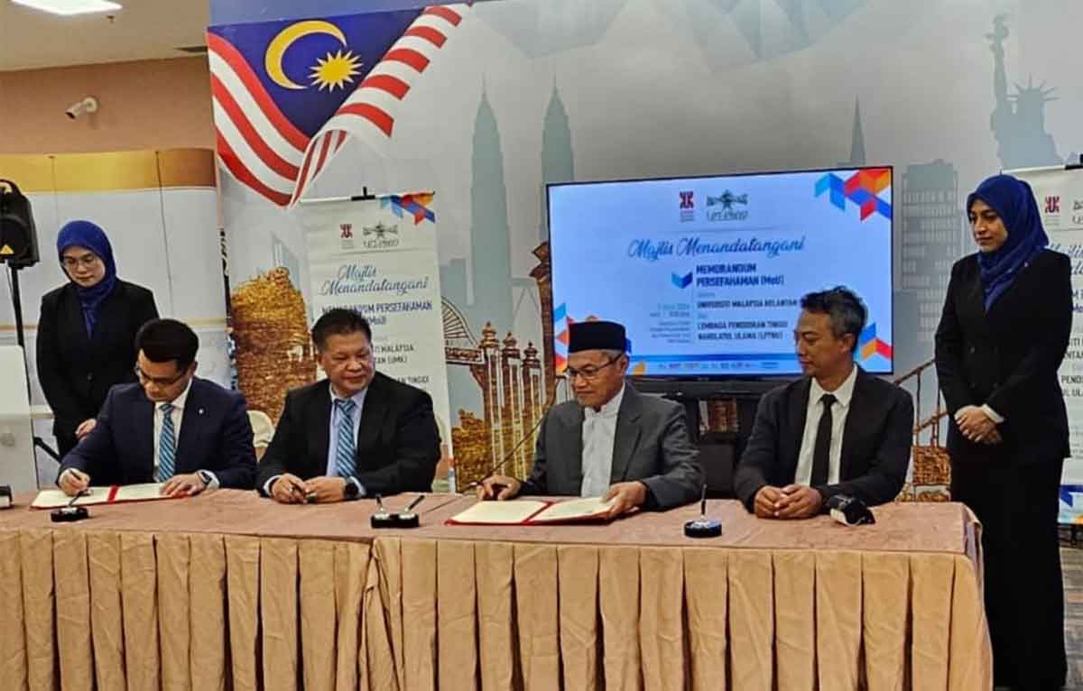 Penandatanganan MoU antara LPTNU dengan Universiti Malaysia Kelantan. Foto: Ist