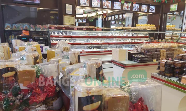 Toko roti Holland Bakery yang beralamat di Jalan Trunojoyo, Kecamatan Kaliwates, Jember, Jawa Timur, yang menolak penulisan "Merry Christmas" di kue tart pesanan pelanggan.