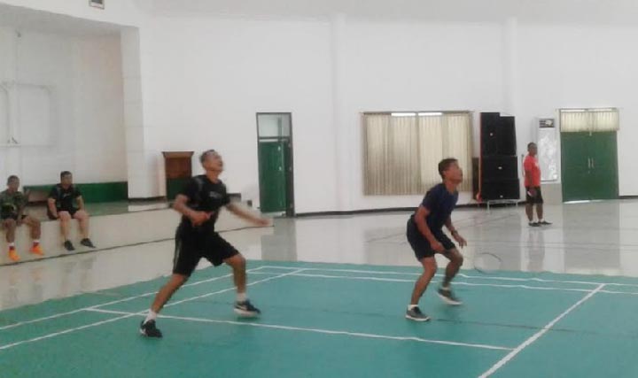 Danrem 084/Bhaskara Jaya, Kolonel Inf Sudaryanto bersama para Dandim di wilayah Surabaya dalam olah raga bulu tangkis.