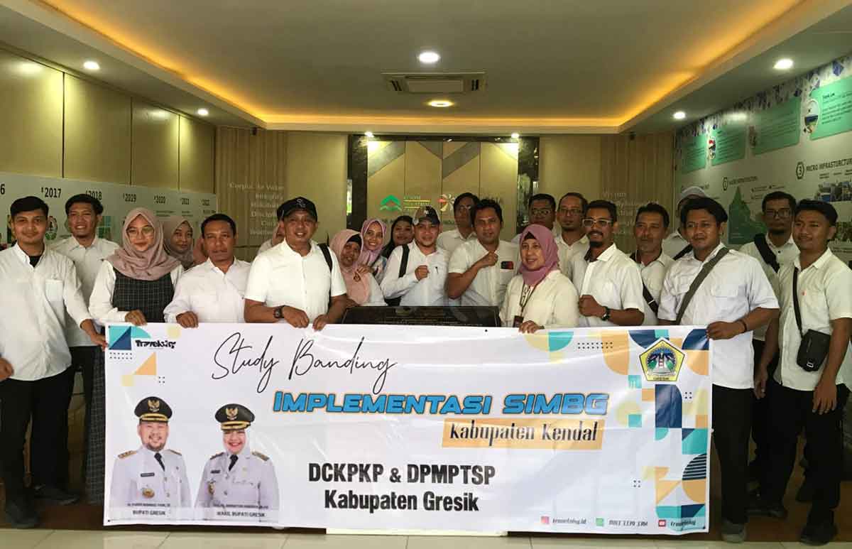 Kepala DPMPTSP Gresik, Agung Endro Dwi Setyo Utomo, dan Kepala DCKPKP Gresik, Ida Lailatussa