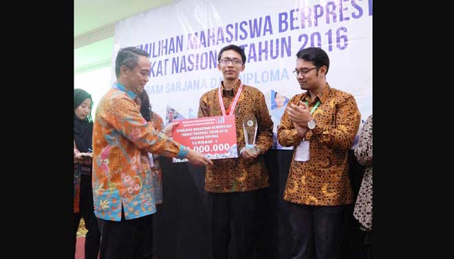 Zandhika Alfi (tengah) saat menerima piala dan piagam sebagai juara I Mawapres Nasional kategori Diploma.
