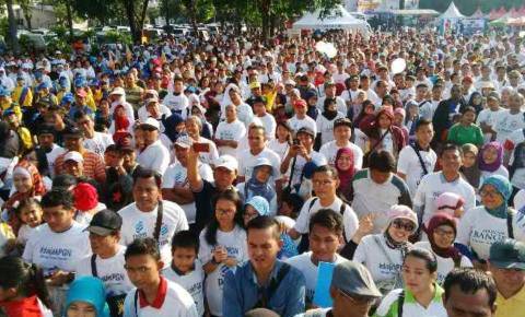 Ribuan massa yang memadati parkir timur delta plaza untuk mengikuti Surabaya Berjalan Bersama Menpora. foto: satria/HARIAN BANGSA