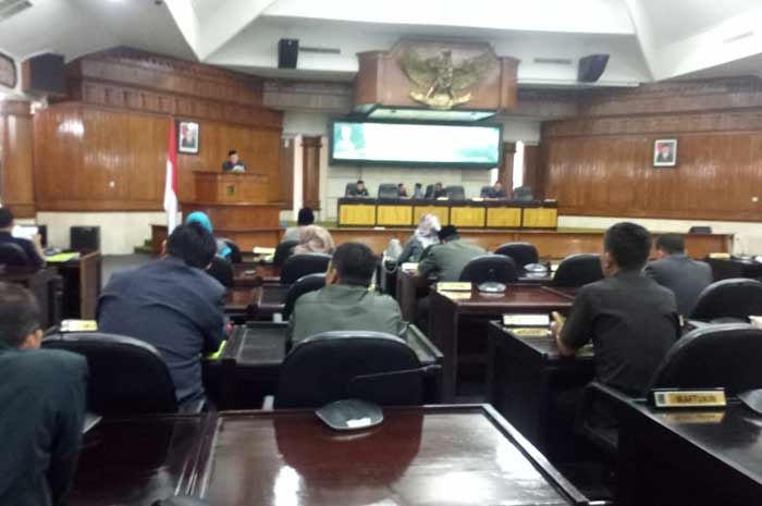 Bupati Tuban Fathul Huda saat menyampaikan pengantar nota keuangan LKPj.