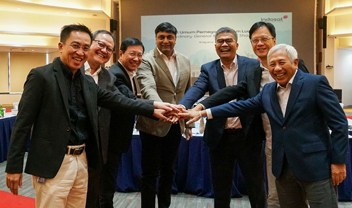 President Director and CEO IOH, Vikram Sinha, dan para pemegang saham saat foto bersama.