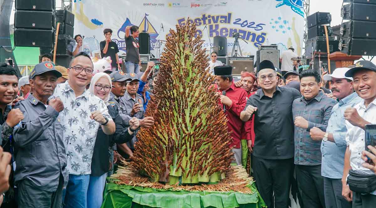Wakil Bupati Gresik, Asluchul Alif, bersama jajaran pejabat dan anggota dewan saat menghadiri Festival Sate Kerang di Desa Randuboto, Kecamatan Sidayu. Foto: Ist