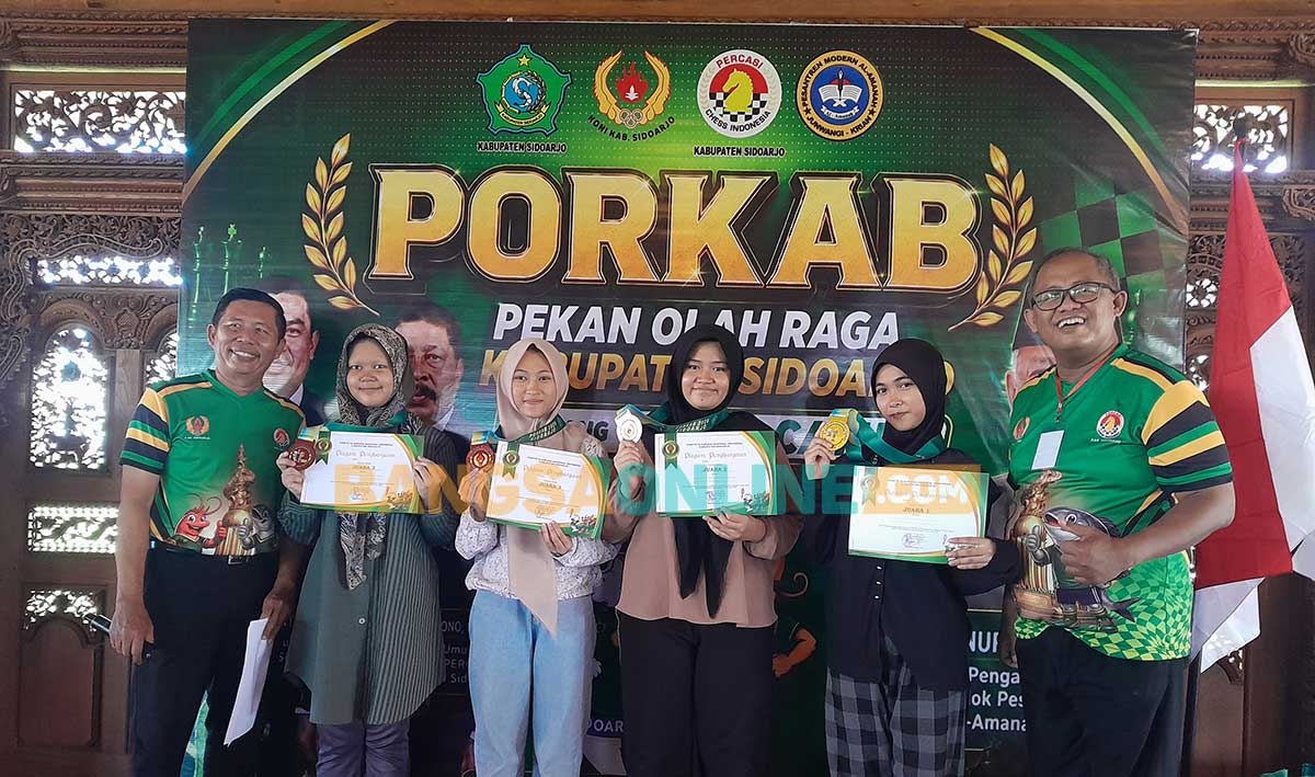 Penyerahan medali untuk atlet catur yang meraih juara di Porkab Sidoarjo 2026. Foto: MUSTAIN/BANGSAONLINE