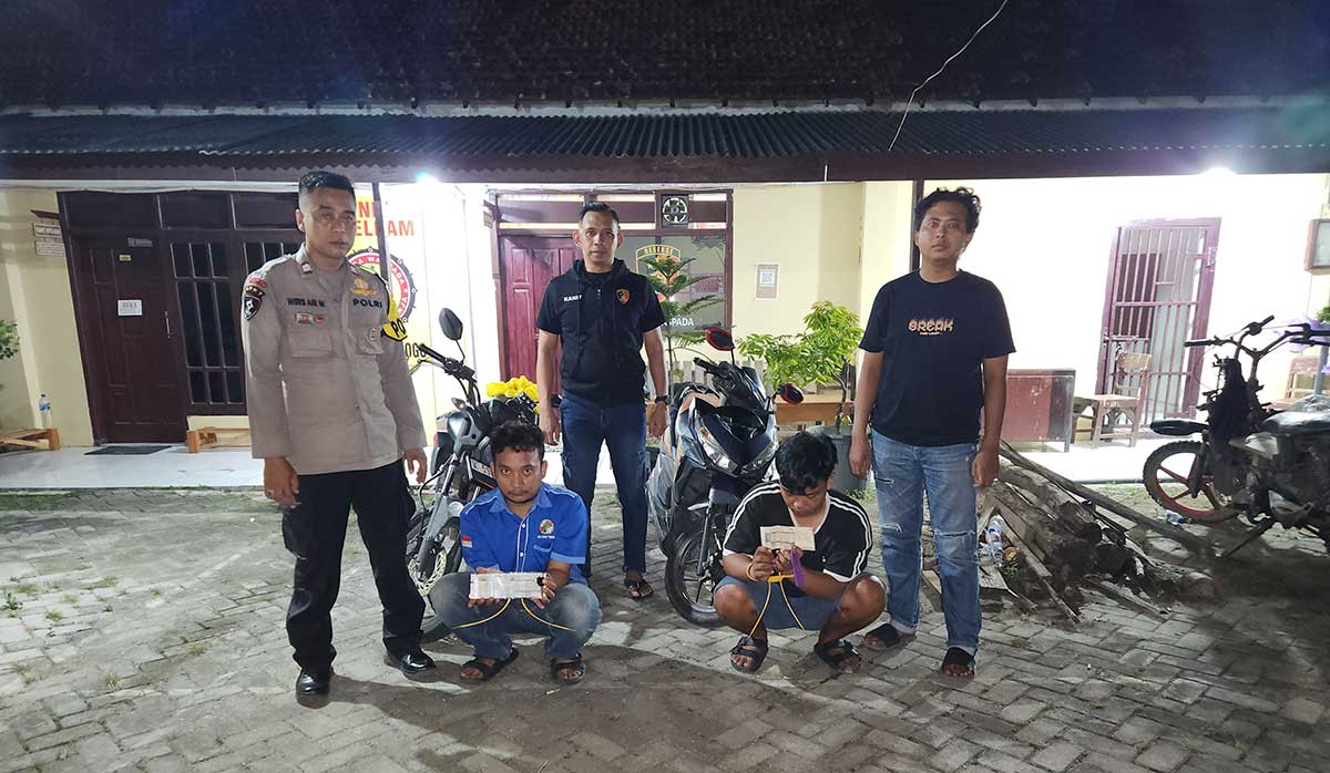 Petugas dari Polsek Jatirogo saat bersama 2 pelaku curanmor yang ditangkap kurang dari 24 jam.