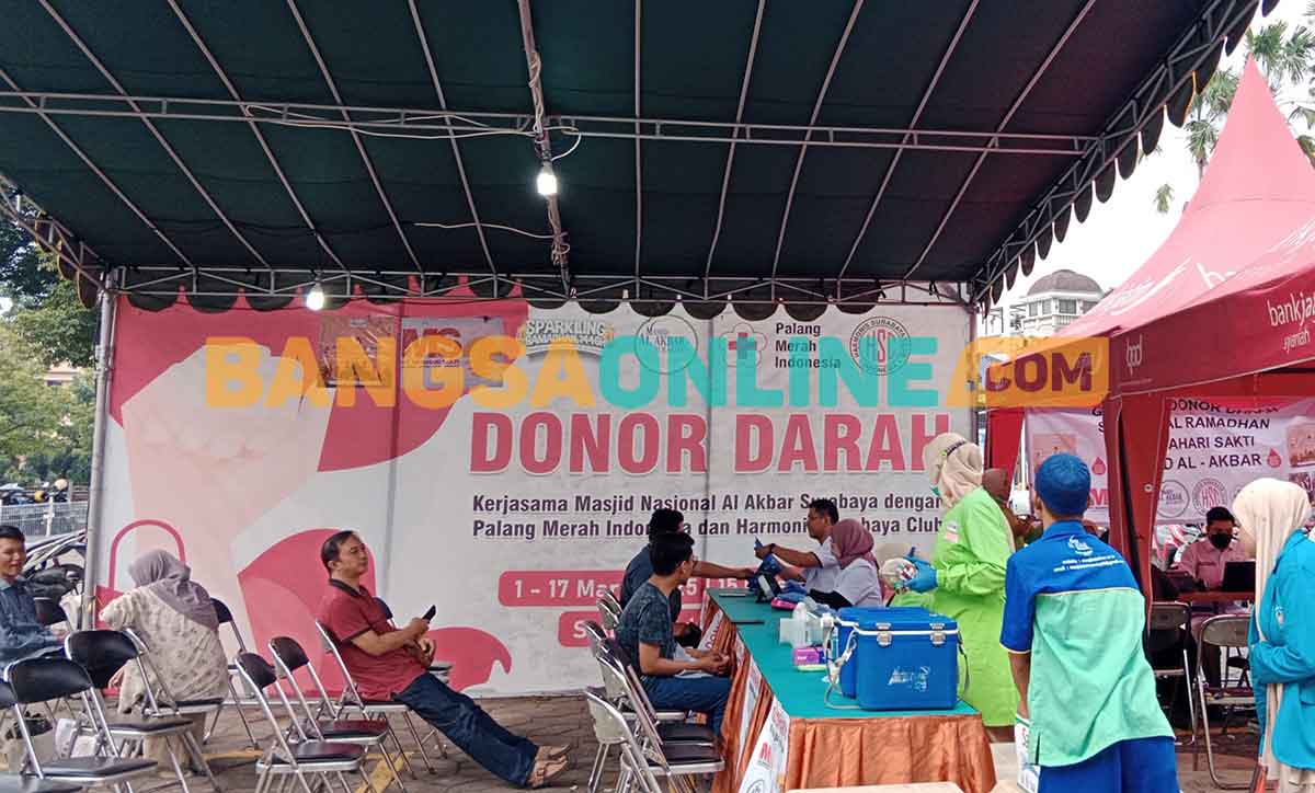 Donor darah di Masjid Al Akbar Surabaya. Foto: BANGSAONLINE
