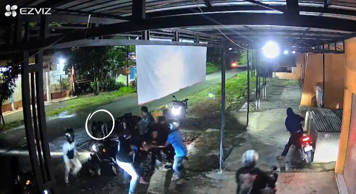 Rekaman CCTV aksi pengeroyokan yang disita Polres Gresik. Foto: Ist
