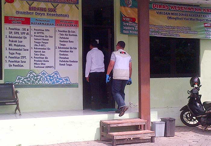 Petugas KPK ketika memasuki ruangan SDK Dinkes. foto: soffan/ bangsaonline