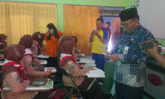 Kadispendik Gresik, Mahin, ketika razia HP pelajar di SMAN 1 Gresik. foto: syuhud/BANGSAONLINE