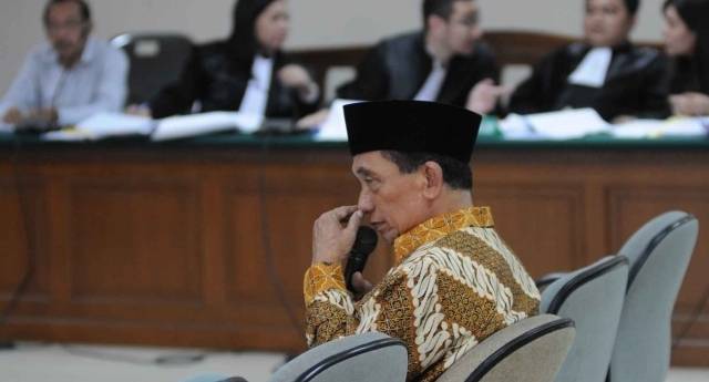 BERPECI - Tersangka Fuad Amin Imron mengenakan peci hitam dan kemeja batik warna cokelat saat menjadi saksi terdakwa Direktur PT Media Karya Sentosa (MKS), Antonius Bambang Djatmiko, di Pengadilan Tipikor Jakarta, Senin (23/3). foto merdeka.com