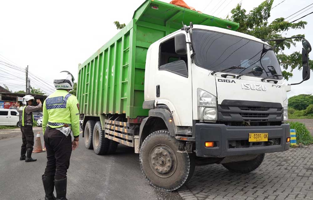 Petugas Satlantas Polres Gresik saat operasi kendaraan pengangkut galian C yang melanggar aturan. Foto: Ist.