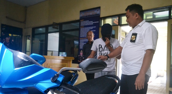 Salah seorang tersangka saat diperiksa petugas. foto: Imron/BangsaOnline.com