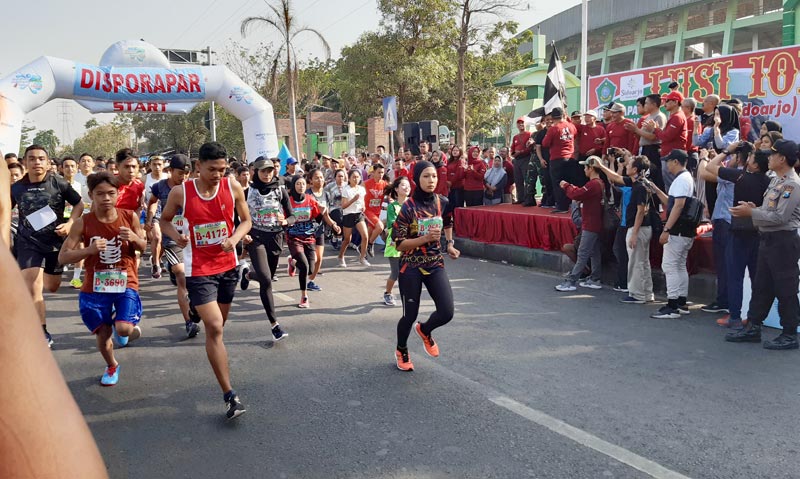MERIAH: Peserta Lomba Lari Lusi 10K berangkat dari garis start di Jl Ponti, Minggu (1/12). foto: MUSTAIN/ BANGSAONLINE