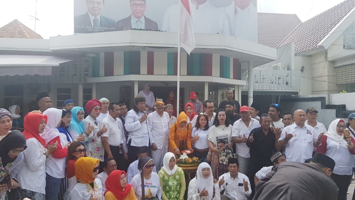 Dengan mengenakan busana adat Jawa, ratusan relawan 01 menggelar tasyakuran dan potong tumpeng di Posko Jokma, di kawasan Trunojoyo, Surabaya. foto: DIDI ROSADI/ BANGSAONLINE