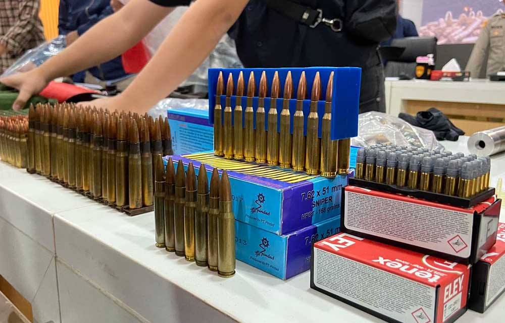 Barang bukti berupa amunisi yang diamankan dari Teguh Wiyono, warga Bojonegoro, Selasa (11/3/2025). Amunisi tersebut diduga hendak diselundupkan kepada KKB Papua.
Foto: KOMPAS.com/IZZATUN NAJIBAH