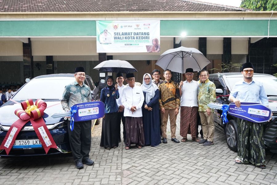 Wali Kota Kediri Vinanda Prameswati dan Ketua Umum MUI Pusat KH Anwar Iskandar saat menghadiri penyerahan mobil operasional. (Ist). 