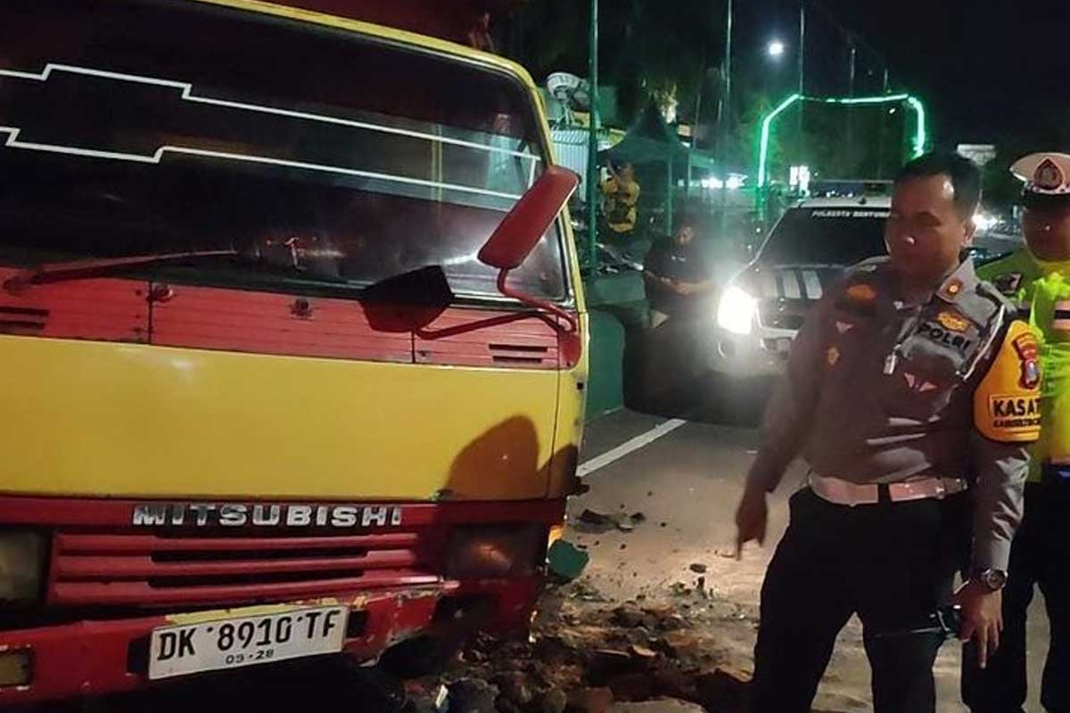 Diduga Mabuk Sopir Truk Fuso Tabrak Pagar Masjid Ikon di Banyuwangi, 3 Motor Rusak Parah