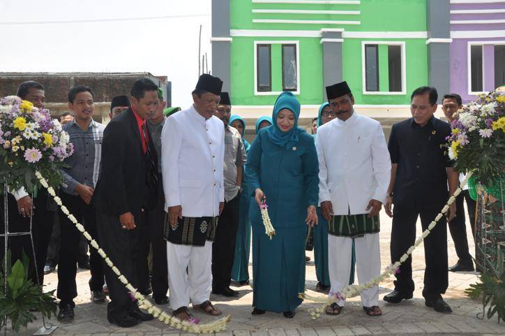 Bupati-Wabup Sambari-Qosim didampingi Gus Sholeh saat meresmikan Grosir Pasar Ikan Modern. foto: SYUHUD/ BANGSAONLINE