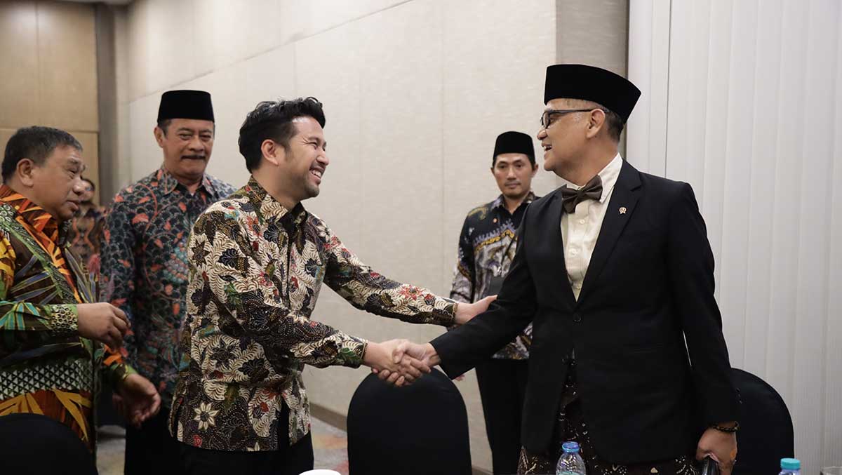 Menteri Haji dan Umrah, Moch. Irfan Yusuf, ketika bersalaman dengan Wagub Jatim, Emil Dardak, saat puncak peringatan Hari Pers Nasional dan HUT ke-80 PWI di Surabaya.