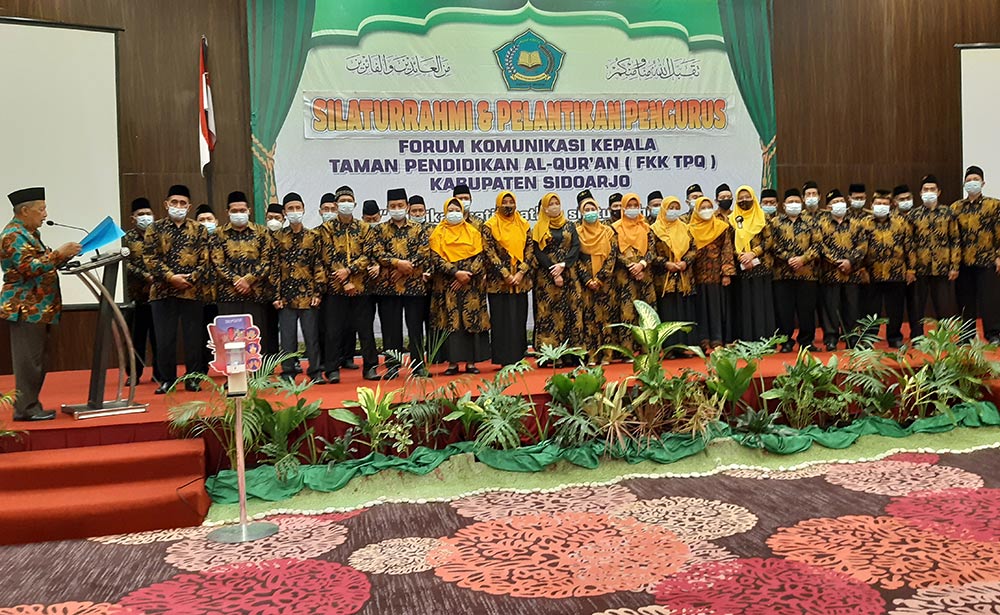 PENGUKUHAN: Prosesi pelantikan Pengurus FKK TPQ Sidoarjo, di Hotel Fave, Sabtu (26/6/2021). foto: MUSTAIN/ BANGSAONLINE