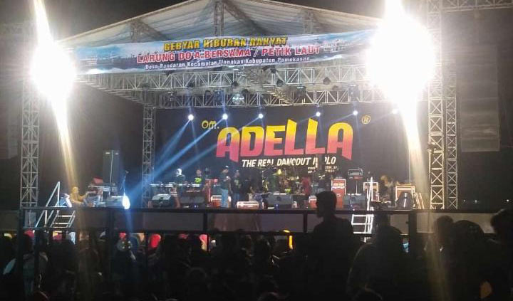 Ribuan masyarakat Desa Bandaran, Kecamatan Tlanakan, Kabupaten Pamekasan memadati lapangan desa setempat untuk menyaksikan orkes Adella. 