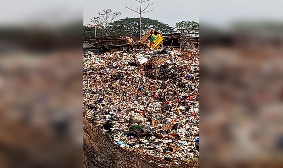 Aktivitas masyarakat yang masih memaksakan membuang sampah di TPA Lowokdoro Kota Malang, Minggu (27/10). foto: ist