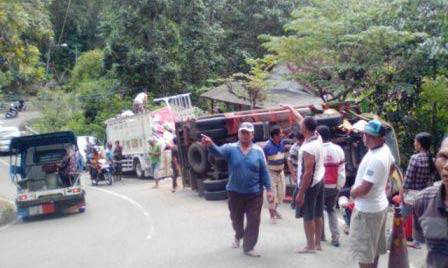 Dua truk yang terguling di Pingkuku, Pacitan.