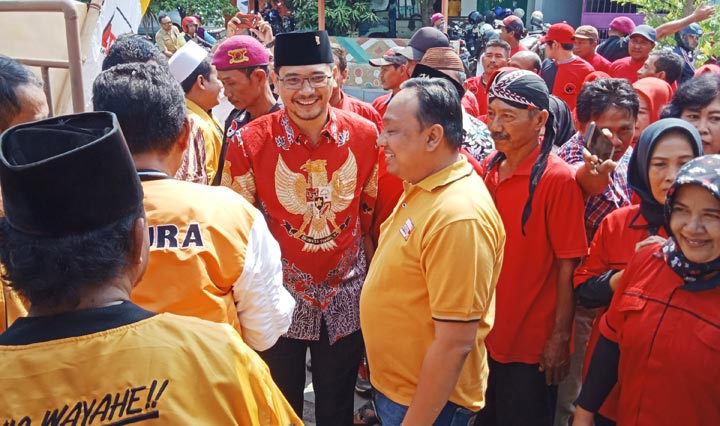 Teno (baju garuda) saat datang ke kantor DPC Hanura Kota Pasuruan didampingi puluhan emak-emak.