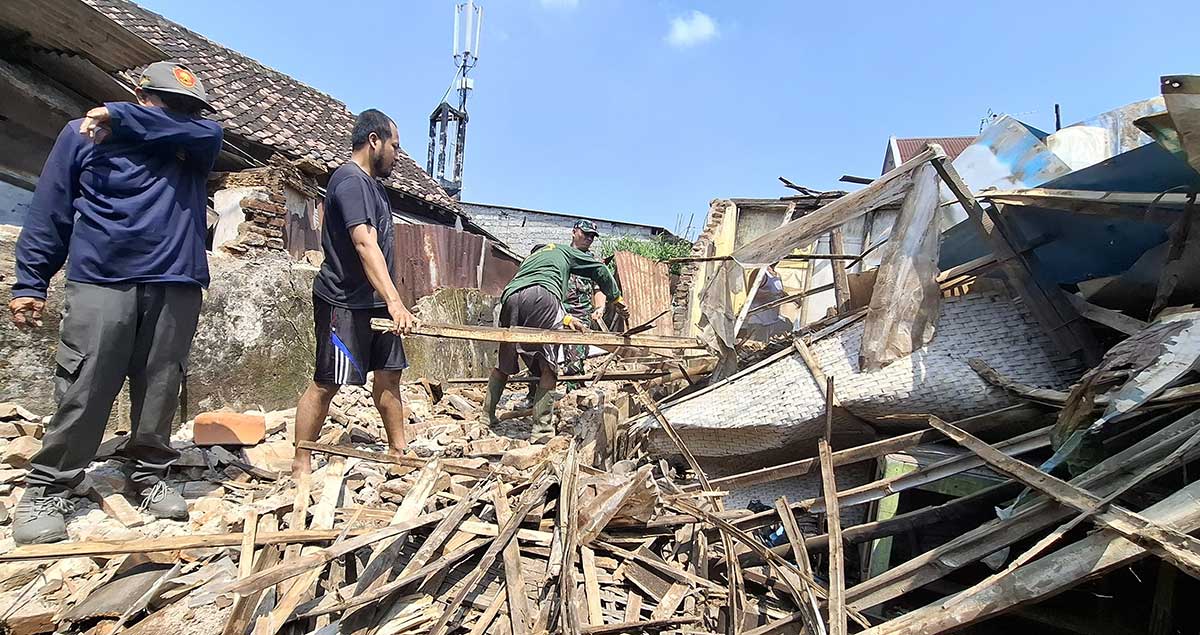 Rumah milik warga Pakunden, Kediri, yang ambruk akibat diterjang hujan deras. Foto: Ist
