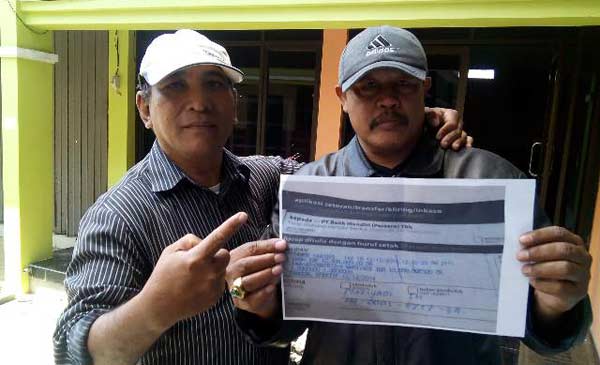 Perwakilan LSM Kota Batu menunjukkan bukti transfer kepada Mariadi.