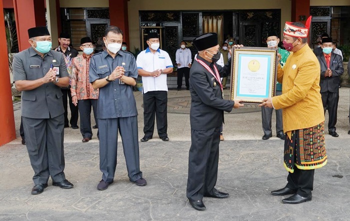 Bupati Sumenep, Busyro Karim menerima penghargaan dari Leprid.
