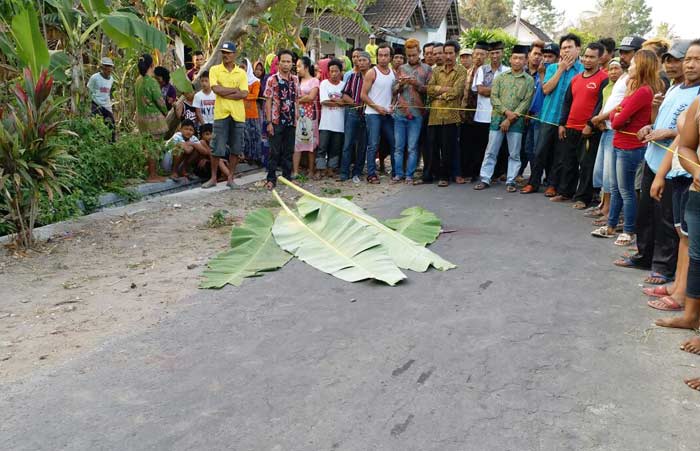 Mayat korban tergeletak di jalan sebelum dievakuasi petugas.
