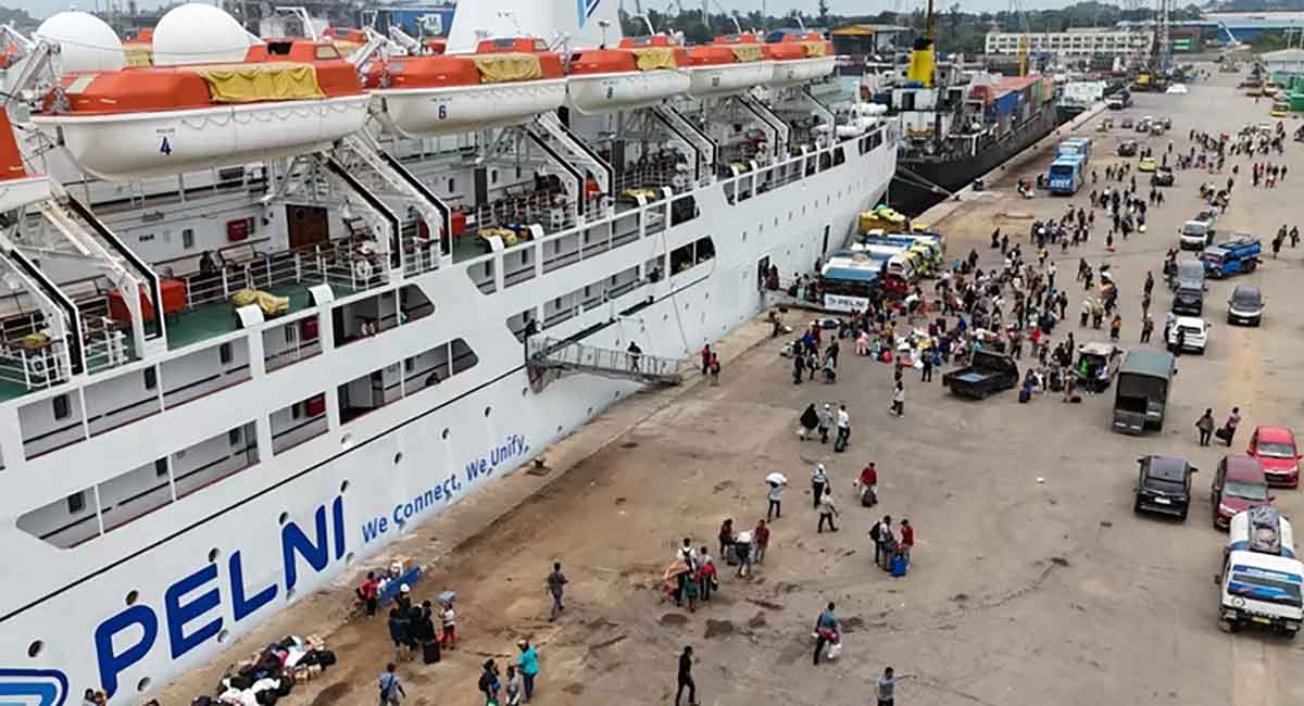 Suasana naik-turun penumpang kapal.
