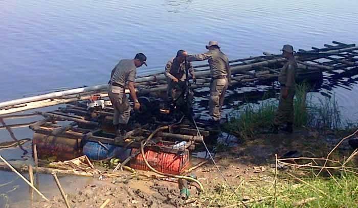 SITA. Satpol PP Provinsi Jatim saat menyita diesel penyedot pasir di Bengawan Solo Desa Kanten, Kecamatan Trucuk, Bojonegoro. Foto: Eky Nurhadi/BANGSAONLINE